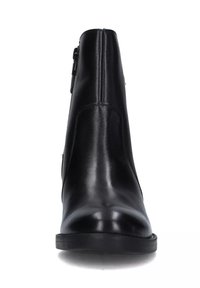 Stivale nero in pelle alla caviglia con design elegante, texture liscia, suola piatta e dettaglio con zip laterale.