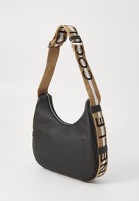 Borsa a spalla in pelle nera con design curvo, dotata di una tracolla marrone con testo nero. Chiusura con zip lungo il bordo superiore e texture liscia.
