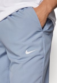 Nike Performance FORM PANT - Pantalones deportivos - ashen slate/black/reflective silver