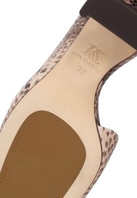 Ægte læder højhælede sko med et tekstureret slangeskinds mønster i beige og brun, der har en tynd rem og en glat sål. Størrelse 37.