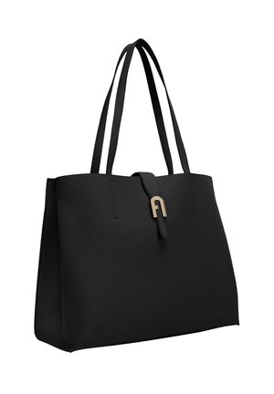 Borsa tote in pelle nera con doppie tracolle e una fascia frontale con chiusura a fibbia dorata.