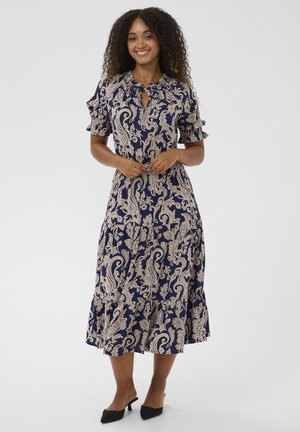Sukienka w granatowy wzór paisley z krótkimi, falbankowymi rękawami, dekoltem z wycięciem oraz wielowarstwowym dołem, wykonana z lekkiej tkaniny.
