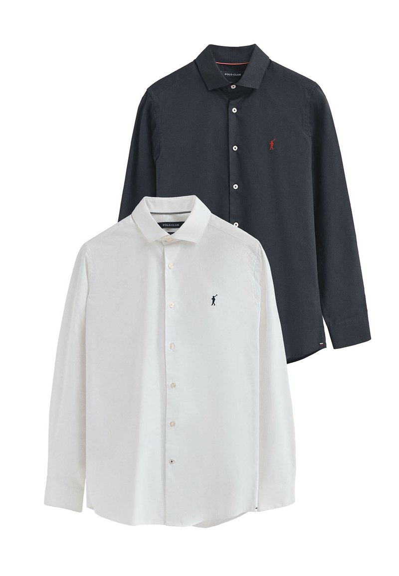 Camicie a maniche lunghe in cotone navy e bianco, con colli button-down e ricamo del logo sul petto. Ognuna ha bottoni lungo la parte anteriore.