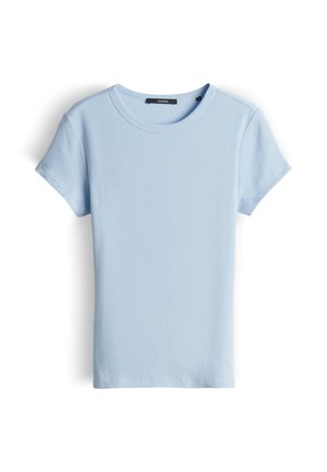 T-shirt à manches courtes côtelé bleu clair avec encolure ronde, posé à plat sur fond blanc.