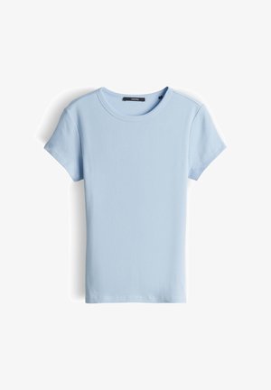 T-shirt à manches courtes côtelé bleu clair avec encolure ronde, posé à plat sur fond blanc.