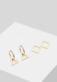 Goldfarbene Creolen mit Dreieck-Anhängern, neben quadratischen Steckerohrringen, die alle elegante geometrische Designs aufweisen.