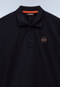 Polo shirt nero realizzato in cotone liscio con un colletto a tre bottoni. Presenta un logo rotondo con accenti arancioni sul lato sinistro del petto.