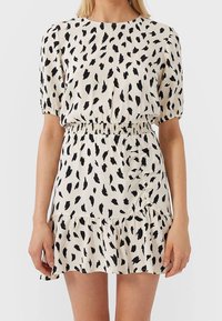 Stradivarius Vestido informal - white