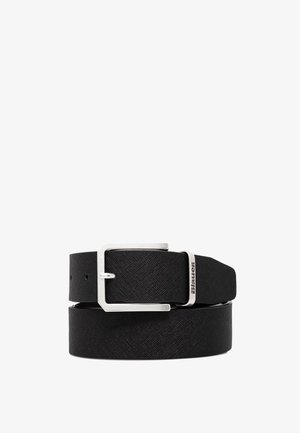 Cintura nera realizzata in materiale sintetico testurizzato, con una fibbia rettangolare argentata e un accento con logo vicino alla fibbia.