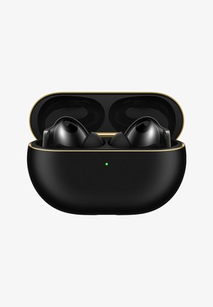 Schwarze kabellose Ohrhörer in einem glänzenden schwarzen Ladeetui mit goldenen Akzenten. Ein kleines grünes LED-Licht zeigt den Batteriestatus an.