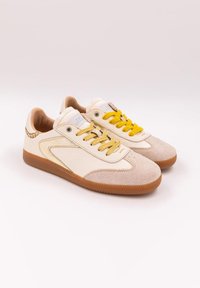 Sneaker bianche e beige con punta in suede, pannelli laterali testurizzati e lacci gialli, dotati di suola in gomma.
