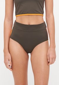 Sötét olajzöld, magas derekú bikini, kontrasztos narancssárga oldalsó részletekkel. Kellemes, sima és rugalmas anyagból készült a kényelemért.
