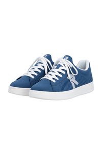 Baskets en tricot bleu avec des lacets et semelles blancs, arborant un logo blanc sur le côté, présentées sous un angle avant-latéral sur un fond blanc.