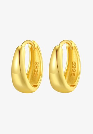 Złote kolczyki w kształcie okrągłych obręczy o gładkiej powierzchni. Oznaczone "S925" wewnątrz, co wskazuje na zawartość srebra. Wysoki połysk.