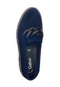 Navyblaue Wildleder-Slipper mit einem geflochtenen schwarzen Akzent und weißen Nähten entlang der Sohle. Glattes, rundes Design mit einem gepolsterten Innenbereich.