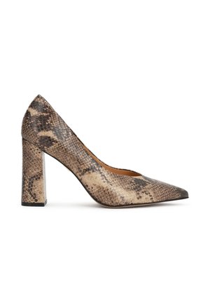 Zapato de tacón alto de piel de serpiente en beige y marrón con punta afilada y tacón grueso de bloque sobre fondo blanco.