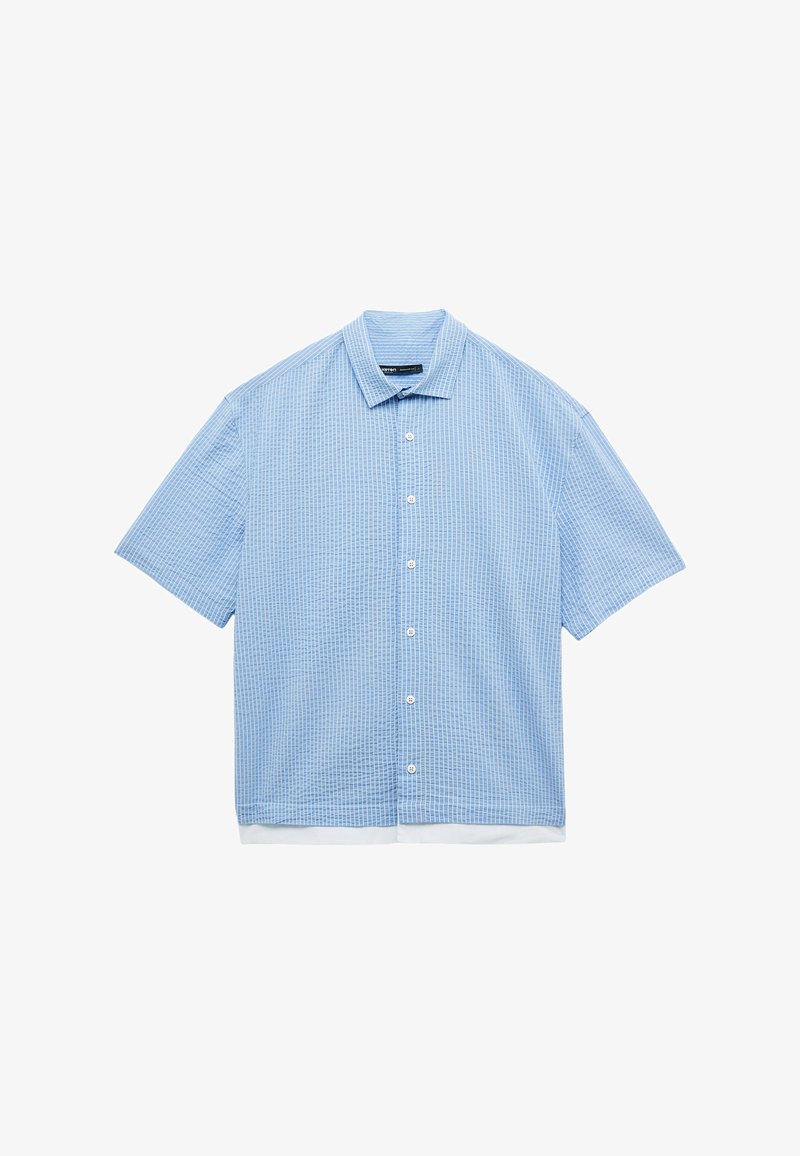 Vaaleansininen lyhythihainen paita, jossa on ruudullinen kuvio, napitettava kaulus ja valkoiset reunustukset. Valmistettu kevyestä ja sileästä kankaasta.