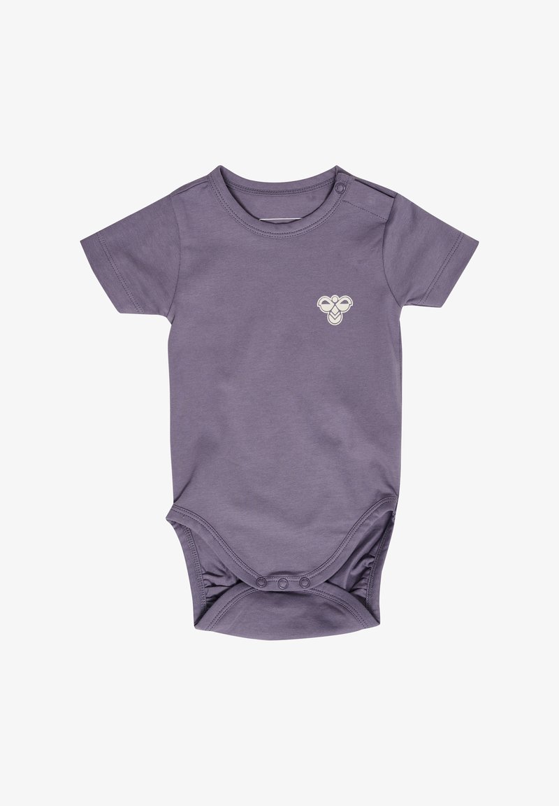 Fioletowy krótki kombinezon z krótkim rękawem wykonany z miękkiej bawełny. Posiada wygodny okrągły dekolt, napy na ramieniu oraz haft florystyczny.