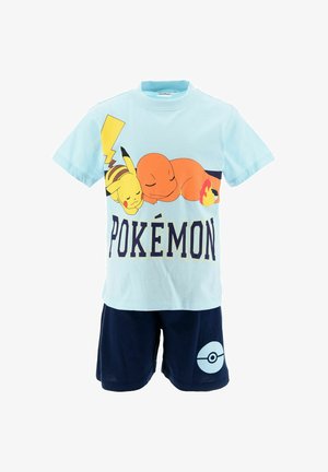 Chemise bleu clair avec Pikachu et Salamèche endormis au-dessus du texte « Pokémon », associée à un short bleu foncé avec un symbole de Poké Ball.