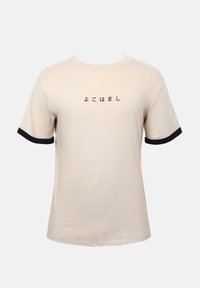 Μπεζ κοντομάνικο μπλουζάκι με μαύρα μανίκια και μαύρο ιαπωνικό κείμενο στο κέντρο του στήθους.