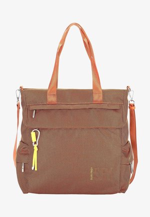 Sac cabas marron texturé avec doubles poignées, bandoulière amovible, poches zippées à l’avant et porte-clés pompon jaune sur clip argenté.