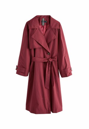 Dlouhý burgundský trenčkot s širokými klopami, páskem v pase, zapínáním na jeden knoflík a manžetovými pásky, vystavený na bílém pozadí.