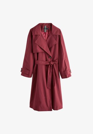 Manteau trench long bordeaux avec larges revers, taille ceinturée, fermeture à un bouton et bandes aux poignets, présenté sur fond blanc.