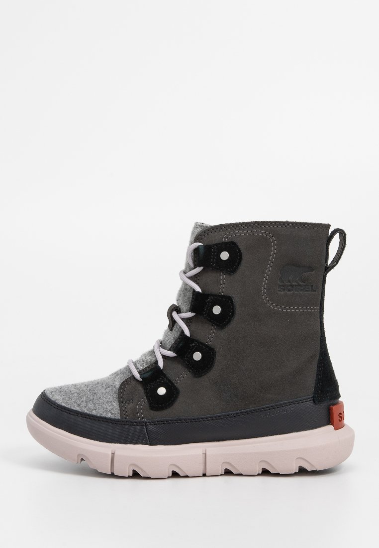 Grau und schwarze Stiefel mit einem Obermaterial aus Filz, Gummi-Sohle, Schnürdesign und runden Ösen. Verfügt über ein kleines Logo und kontrastierende Detail an der Außensohle.