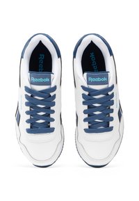 Witte sportieve schoenen met marineblauwe accenten, gestructureerde zwarte overlays en blauwe veters; beschikt over het Reebok-logo op de tong en de zijkant.