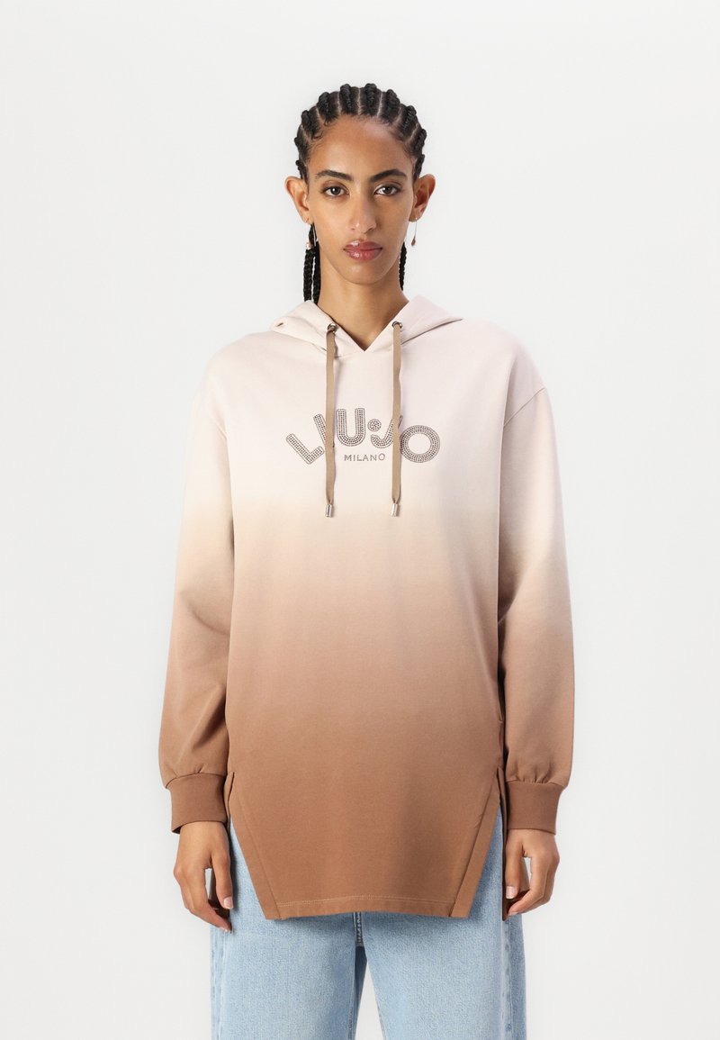 Hoodie u gradientnim nijansama od svijetlo bež do smeđe, s otisnutim logotipom, bočnim prorezima i rebrastim rukavima.