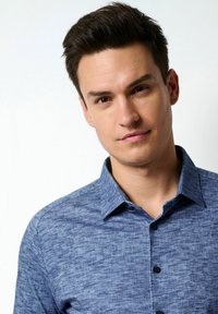Blaues Button-Up-Hemd aus strukturiertem Stoff mit dezentem Muster, spitzem Kragen und dunklen Knöpfen.