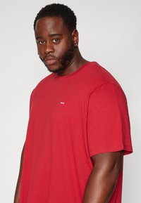 Levi's® Plus Nyomott mintás póló - rhythmic red