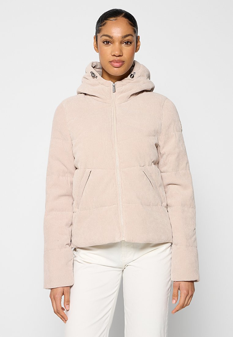Puffjacke aus weichem beigem Cord mit Reißverschluss, Kapuze und zwei vorderen Taschen; verfügt über eine strukturierte Oberfläche und weite Ärmel.
