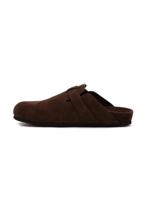 Brauner Wildleder-Slipper-Clog mit verstellbarem Riemen und schwarzer Sohle, konzipiert für den Innenbereich oder den Freizeitgebrauch.