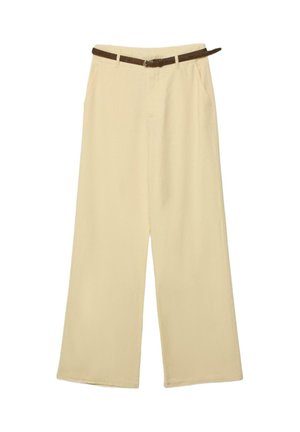 Pantalon beige à jambes larges avec poches latérales et une fine ceinture marron foncé attachée à la taille.