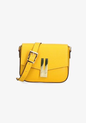 Sac bandoulière en cuir jaune avec une boucle rectangulaire dorée et une sangle réglable sur fond blanc.