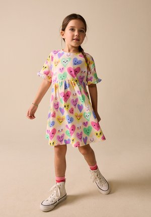 Next, REGULAR FIT - SHORT SLEEVE  - Robe en jersey - light yellow heart print