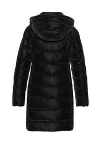 Abrigo negro acolchado con capucha, diseño acolchado, textura suave y corte de longitud media. Vista trasera con detalles de costuras horizontales.