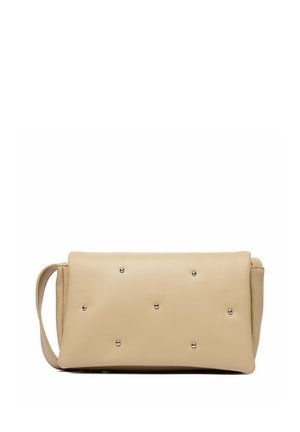 Bolso de mano rectangular beige con asa para la muñeca, decorado con pequeñas tachuelas plateadas en la superficie frontal, sobre fondo blanco.