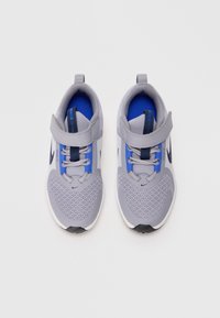 Grijze sport sneakers met een bovenwerk van mesh, blauwe accenten en een sluiting met een bandje. Voorzien van grijze veters en een afgeronde teenontwerp met een zwarte buitenzool.