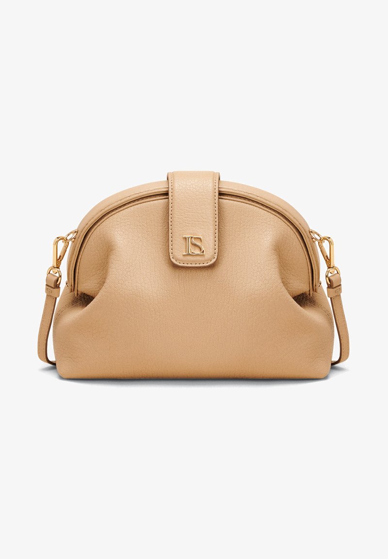 Borsa a mano in pelle beige dalla forma arrotondata, con dettagli in metallo dorato e chiusura con patta frontale. Presenta una tracolla rimovibile per una maggiore versatilità.