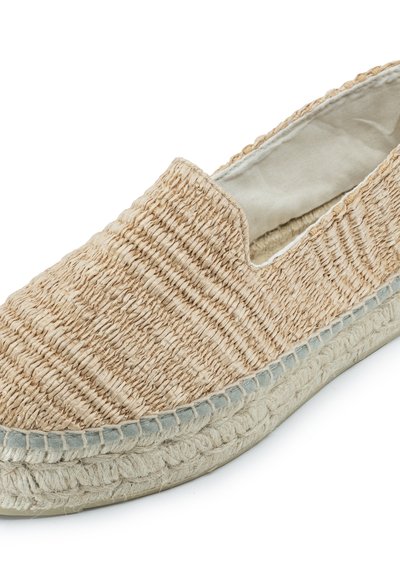 Scarpa slip-on in fibra naturale con tomaia in paglia intrecciata, colore beige, lati elasticizzati e suola in juta textured con dettagli grigio chiaro.