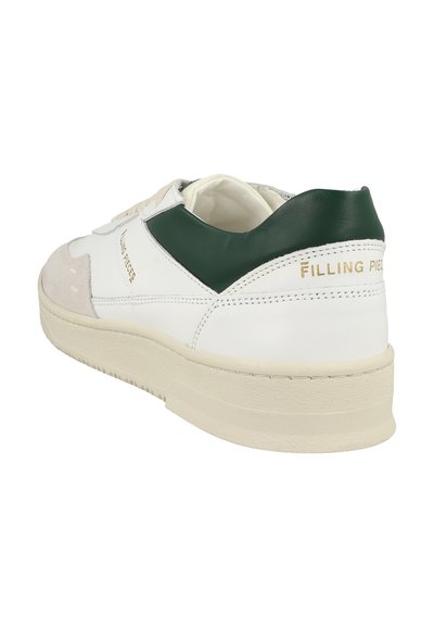 Sneaker bianche in pelle con un tab sul tallone verde, dettagli in suede sulla punta e lettering dorato sul retro. Suola in gomma testurizzata.