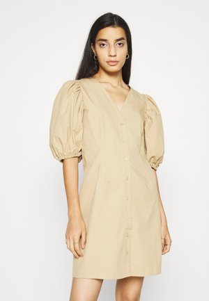 Beiges Kurzarmkleid mit V-Ausschnitt, Puffärmeln und Knopfverschluss an der Vorderseite. Aus leichtem Stoff mit glatter Textur gefertigt.
