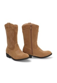 Botas de vaquero de ante color marrón claro con detalles bordados, puntera redondeada y cremallera lateral. Tacón bajo y superficie texturada.