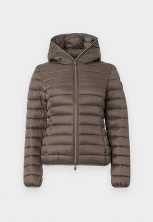 Chaqueta acolchada marrón con acolchado horizontal, cremallera frontal, puños elásticos y capucha adjunta, exhibida sobre un fondo blanco.