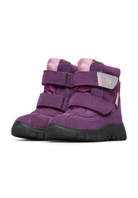 Stivali impermeabili per bambini di colore viola con doppie cinghie in velcro e suole nere, progettati per l'uso all'aperto.