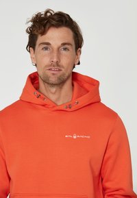 Sail Racing LOGO BOWMAN - Jersey con capucha - orange spring