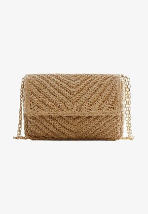 Bolso de mano de paja tejido en beige con un patrón de espiga y una cadena dorada como correa. Cuenta con una solapa plegable y una forma rectangular.
