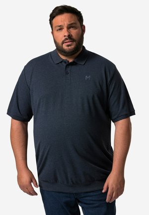 Polo shirt bleu marine en tissu doux, avec un col, trois boutons, des manches courtes et un logo discret sur la poitrine.
